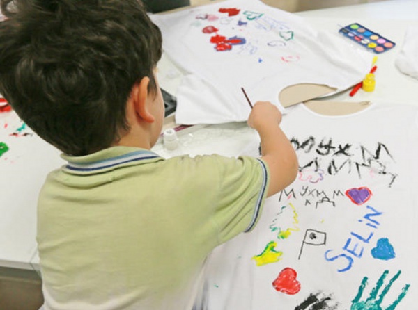 Üniversiteliler göçmen çocuklara boyama yaptı