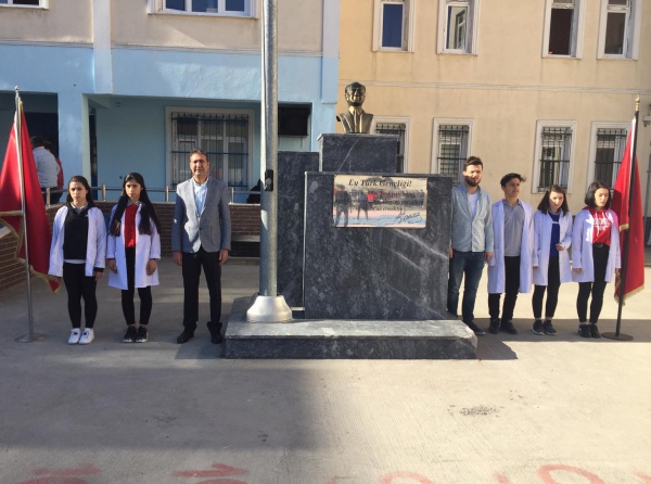 18 Mart Çanakkale Şehirlerine ögretmen ve öğrencilerimiz saygı nöbetindeler.